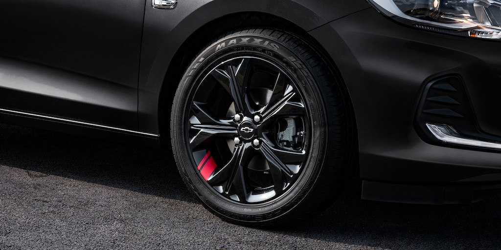 Chevrolet Onix 2025, sedán deportivo con detalles en rojo en rines de 16 pulgadas, versión Redline