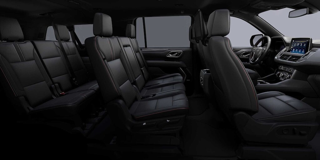Chevrolet Tahoe 2024 con interior en color piel negra con costuras rojas