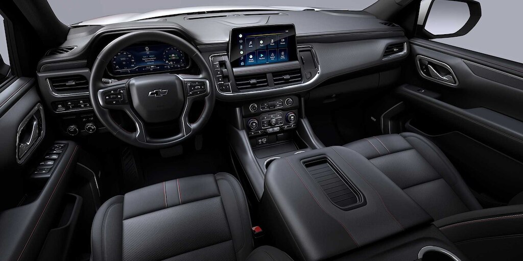 Chevrolet Tahoe 2024 con interior en color piel negra con costuras rojas