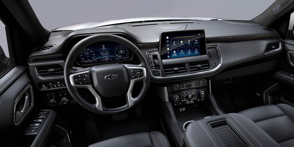 Diseño interior y elegante de Chevrolet Tahoe 2024 con consola central de tapa y sonido Bose®